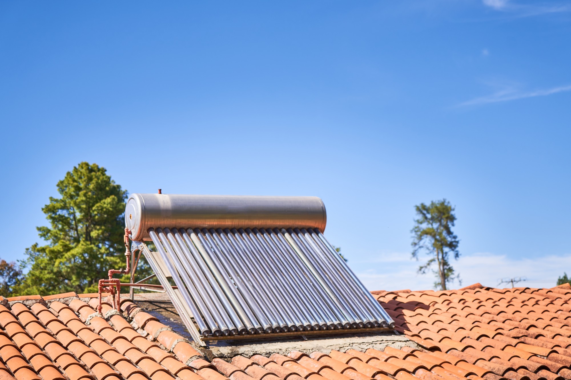 Chauffe-eau solaire individuel à tubes sous vide installé en toiture