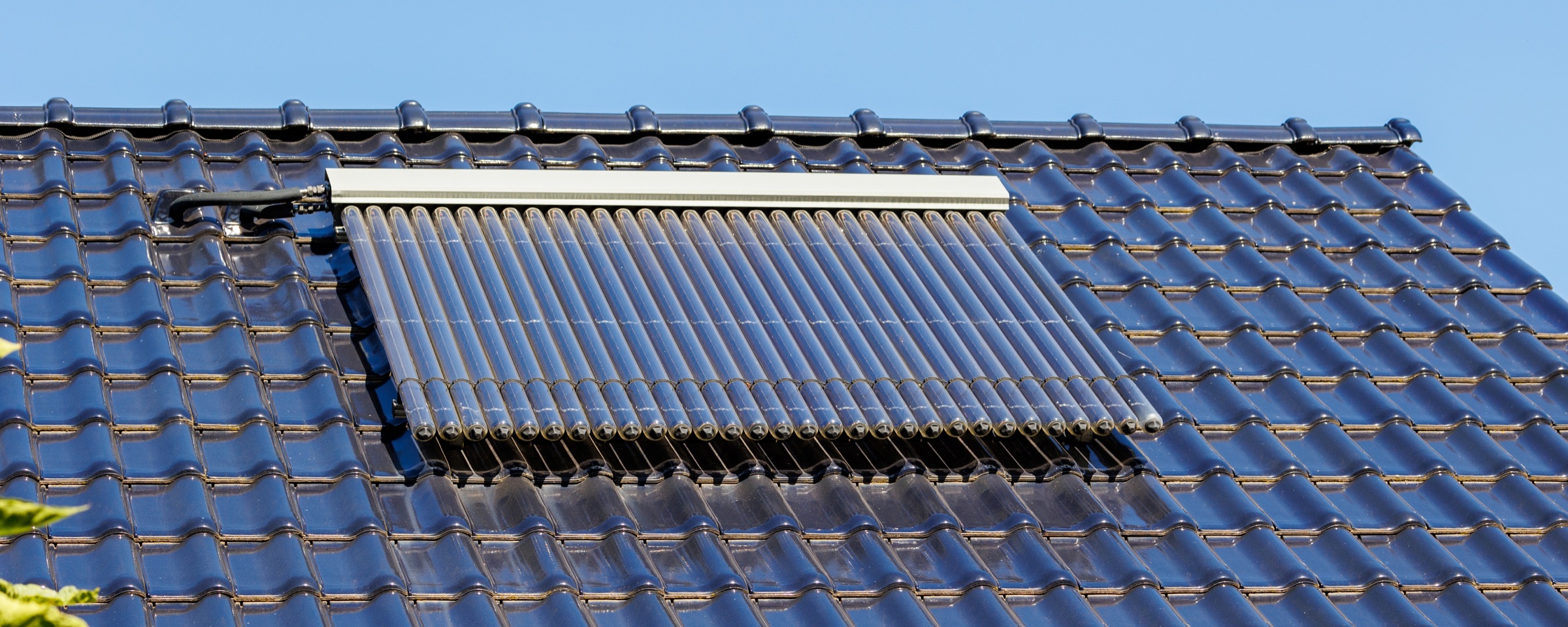 Installation de capteurs solaires en toiture pour un dispositif solaire thermique